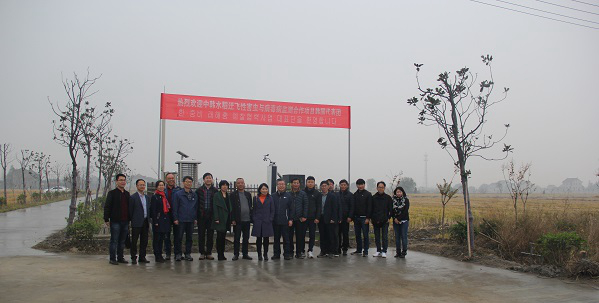 CILICILI视频APP看片副总经理朱旭华(左二)为考察团一行详细介绍了水稻病虫害绿色防控设备 CILICILI视频APP看片副总经理朱旭华(左二)为考察团一行详细介绍了水稻病虫害绿色防控设备