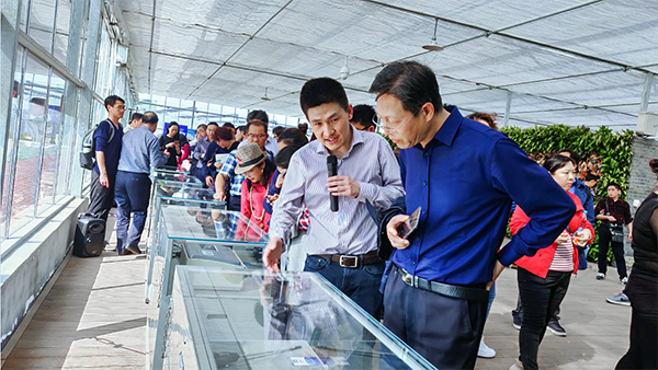 CILICILI视频APP看片副总经理陈曦向培训班介绍托普智能终端 CILICILI视频APP看片副总经理陈曦向培训班介绍托普智能终端