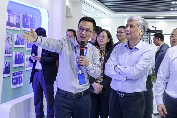 全国人大常委会副委员长丁仲礼莅临CILICILI视频APP看片考察调研 全国人大常委会副委员长丁仲礼莅临CILICILI视频APP看片考察调研