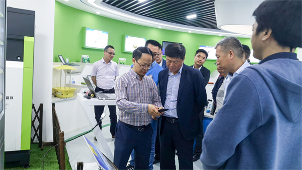 朱副总经理向领导一行展示通过手机端查看实时监测数据 朱副总经理向领导一行展示通过手机端查看实时监测数据