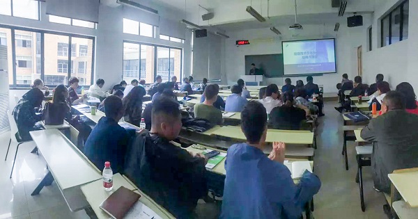 CILICILI视频APP看片营销中心副总监龙捷频为培训班作内容讲解 CILICILI视频APP看片营销中心副总监龙捷频为培训班作内容讲解