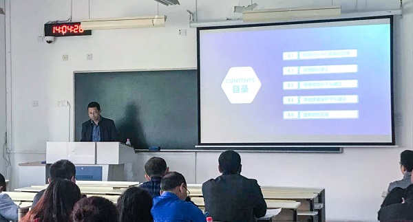 CILICILI视频APP看片营销中心副总监龙捷频为培训班作内容讲解 CILICILI视频APP看片营销中心副总监龙捷频为培训班作内容讲解