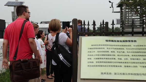 研修班一行来到由CILICILI视频APP看片与萧山农科所联合搭建的现代农业产业园进行考察 研修班一行来到由CILICILI视频APP看片与萧山农科所联合搭建的现代农业产业园进行考察