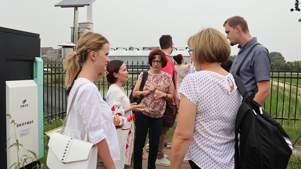 研修班一行来到由CILICILI视频APP看片与萧山农科所联合搭建的现代农业产业园进行考察 研修班一行来到由CILICILI视频APP看片与萧山农科所联合搭建的现代农业产业园进行考察