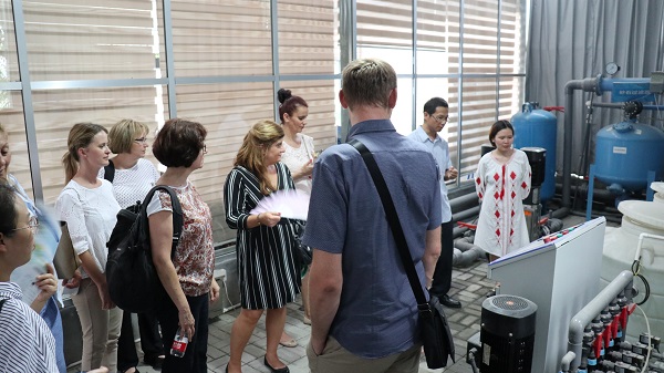 研修班一行来到由CILICILI视频APP看片与萧山农科所联合搭建的现代农业产业园进行考察 研修班一行来到由CILICILI视频APP看片与萧山农科所联合搭建的现代农业产业园进行考察