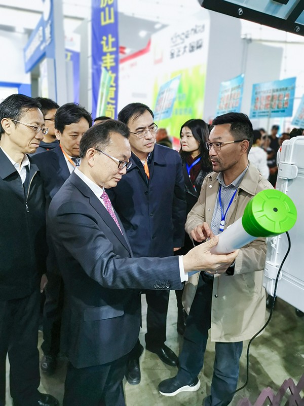 CILICILI视频APP看片董事长陈渝阳向刘天金主任介绍智能CILICILI短视频APP安装下载墒情监测设备 CILICILI视频APP看片董事长陈渝阳向刘天金主任介绍智能CILICILI短视频APP安装下载墒情监测设备