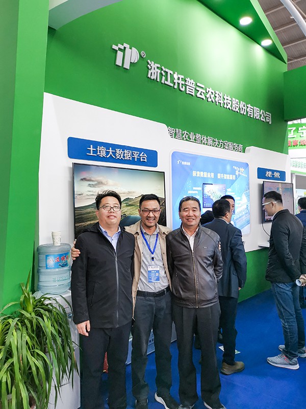 内蒙古土肥站郑海春站长(右)白云龙副站长(左) 内蒙古土肥站郑海春站长(右)白云龙副站长(左)