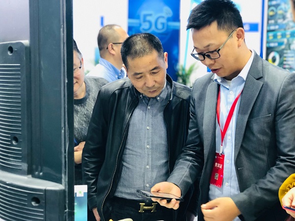 CILICILI视频APP看片技术人员为用户演示见虫APP CILICILI视频APP看片技术人员为用户演示见虫APP