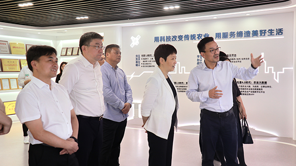 省科技厅党组书记何杏仁一行赴CILICILI视频APP看片调研农业科技工作 省科技厅党组书记何杏仁一行赴CILICILI视频APP看片调研农业科技工作