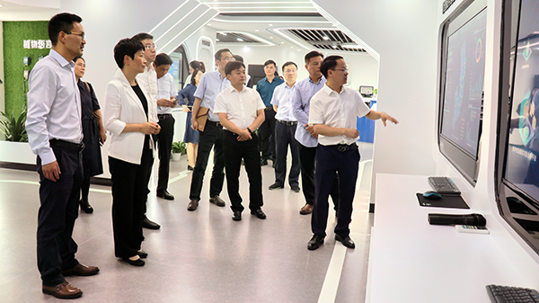 省科技厅党组书记何杏仁一行赴CILICILI视频APP看片调研农业科技工作 省科技厅党组书记何杏仁一行赴CILICILI视频APP看片调研农业科技工作