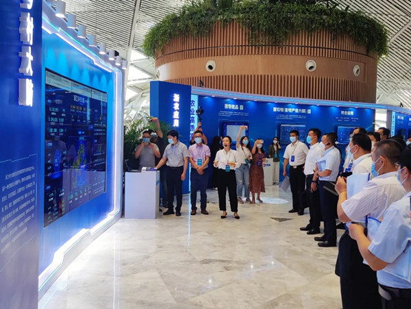 与会领导参观“浙江乡村大脑”建设情况 与会领导参观“浙江乡村大脑”建设情况